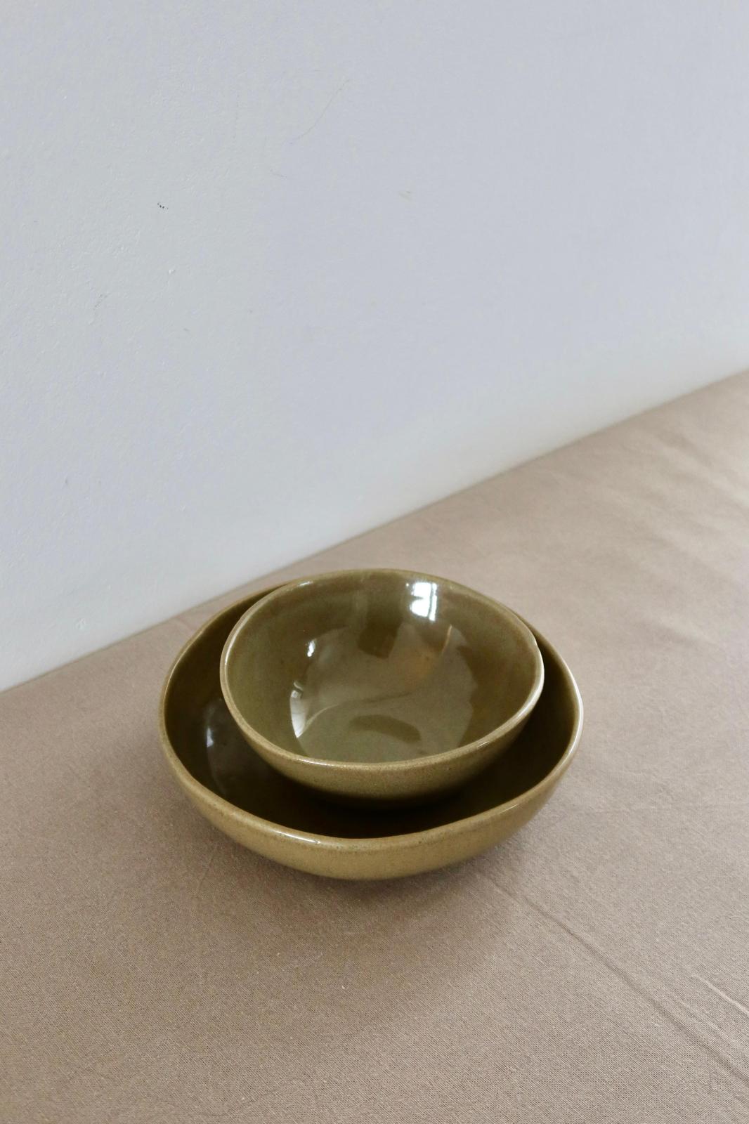 Keramikschalen von Gwen's Pottery in Schilfgrün auf Leinenstoff