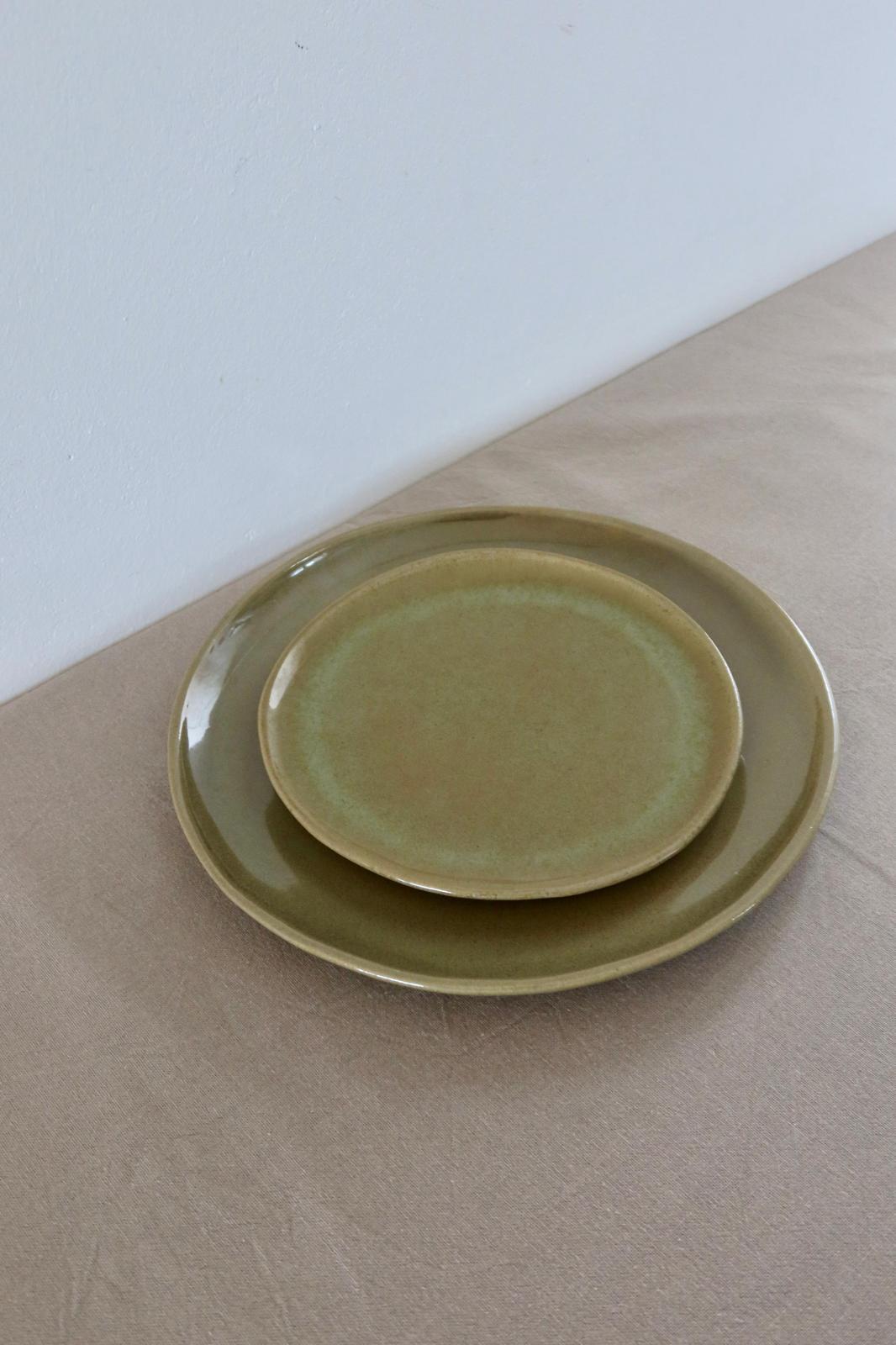 Großer und kleiner Teller aus dem Keramik-Set