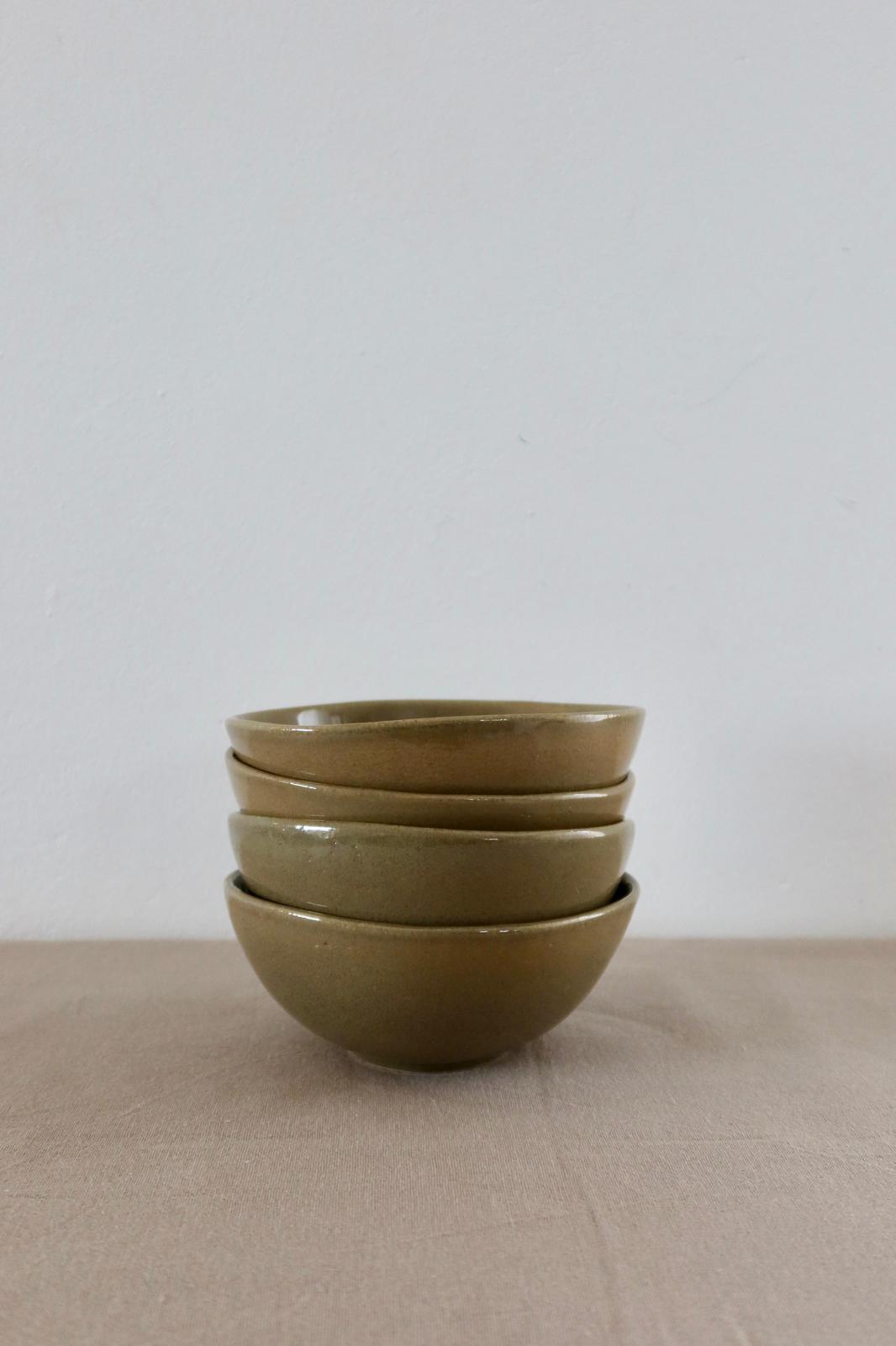 Vier gestapelte Müslischüsseln aus Keramik