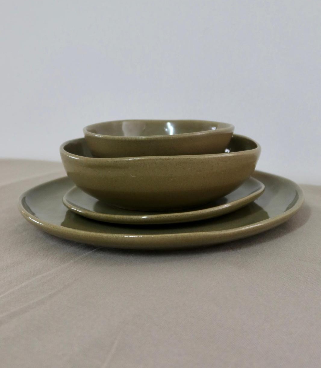 Handgefertigtes Keramik-Set von Gwen's Pottery — Teller und Schüsseln gestapelt